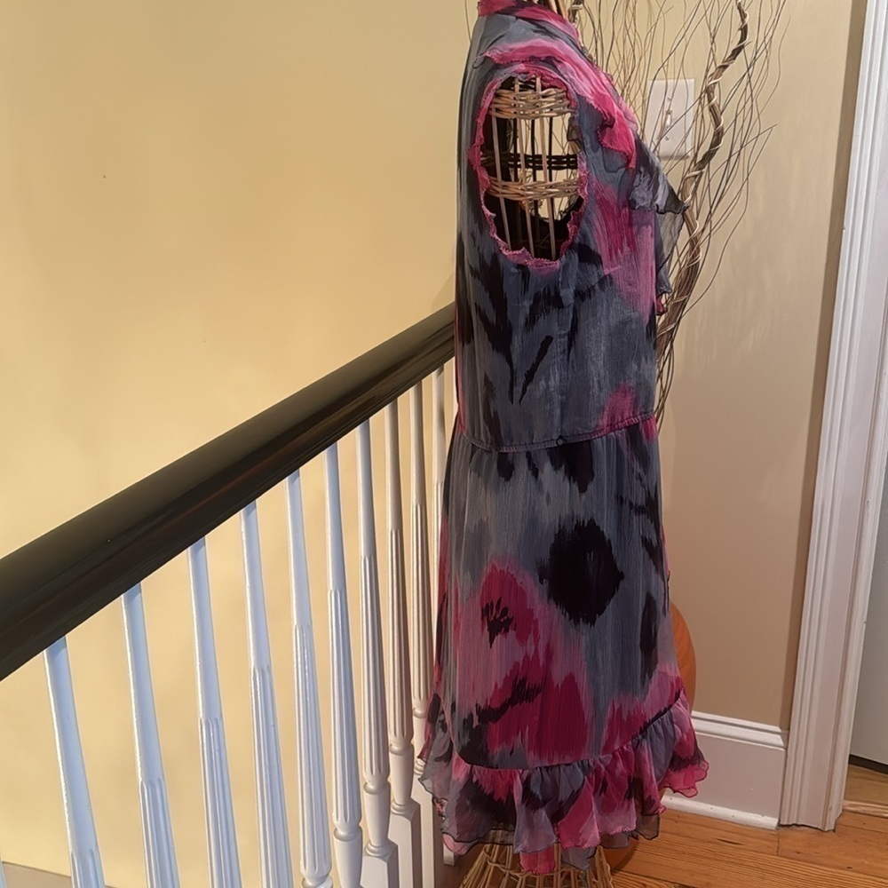 Trina Turk 100% silk dress. Lining is polyester - Picture 4 of 10